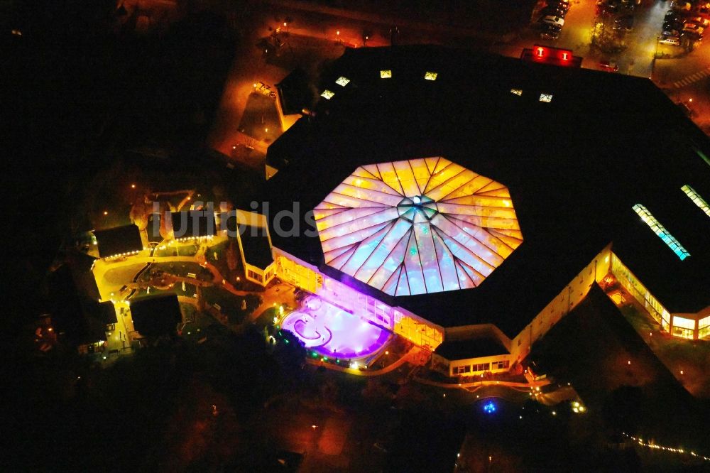 Nacht-Luftaufnahme Ludwigsfelde - Nachtluftbild Therme und Schwimmbecken am Freibad der Freizeiteinrichtung der Kristall Bäder AG in Ludwigsfelde im Bundesland Brandenburg, Deutschland