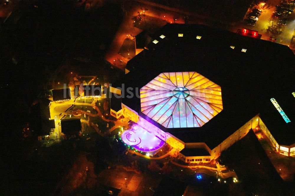 Ludwigsfelde bei Nacht von oben - Nachtluftbild Therme und Schwimmbecken am Freibad der Freizeiteinrichtung der Kristall Bäder AG in Ludwigsfelde im Bundesland Brandenburg, Deutschland