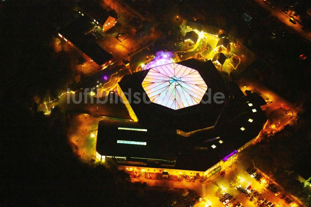 Ludwigsfelde bei Nacht aus der Vogelperspektive: Nachtluftbild Therme und Schwimmbecken am Freibad der Freizeiteinrichtung der Kristall Bäder AG in Ludwigsfelde im Bundesland Brandenburg, Deutschland