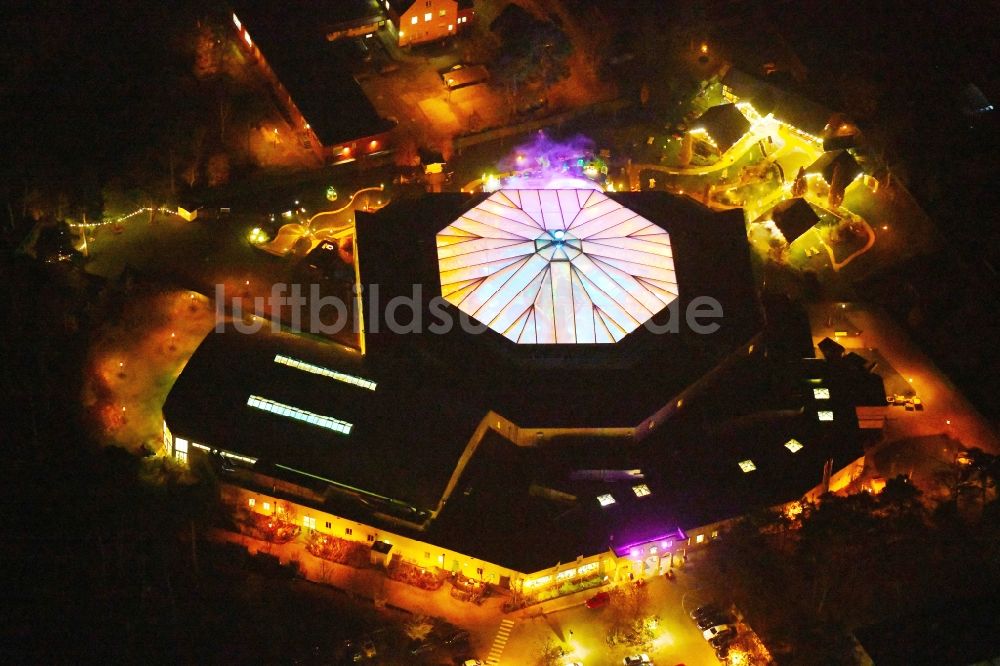 Nachtluftbild Ludwigsfelde - Nachtluftbild Therme und Schwimmbecken am Freibad der Freizeiteinrichtung der Kristall Bäder AG in Ludwigsfelde im Bundesland Brandenburg, Deutschland