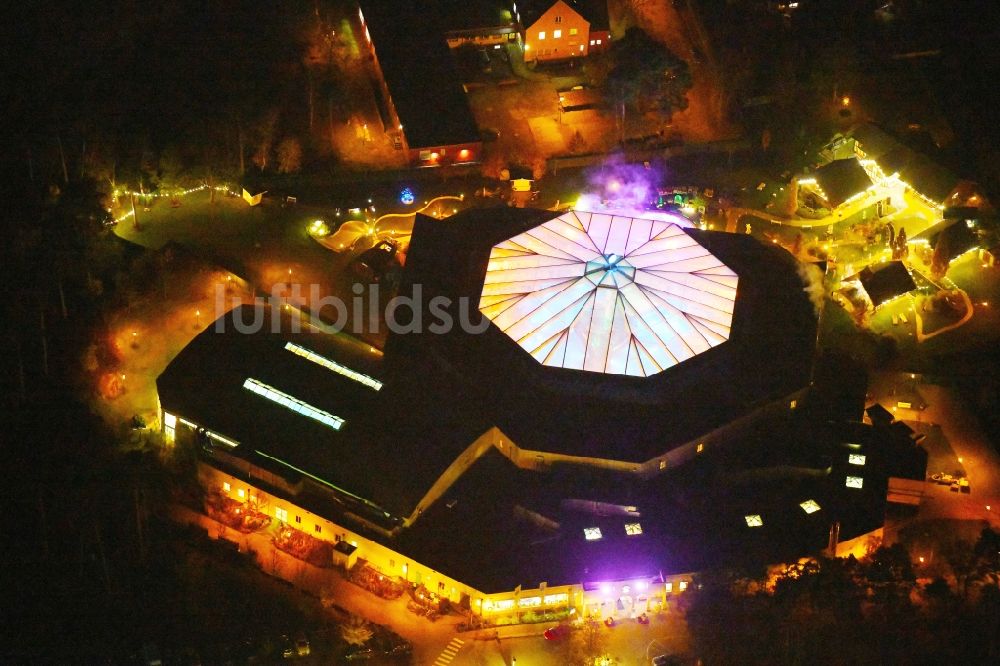 Nacht-Luftaufnahme Ludwigsfelde - Nachtluftbild Therme und Schwimmbecken am Freibad der Freizeiteinrichtung der Kristall Bäder AG in Ludwigsfelde im Bundesland Brandenburg, Deutschland