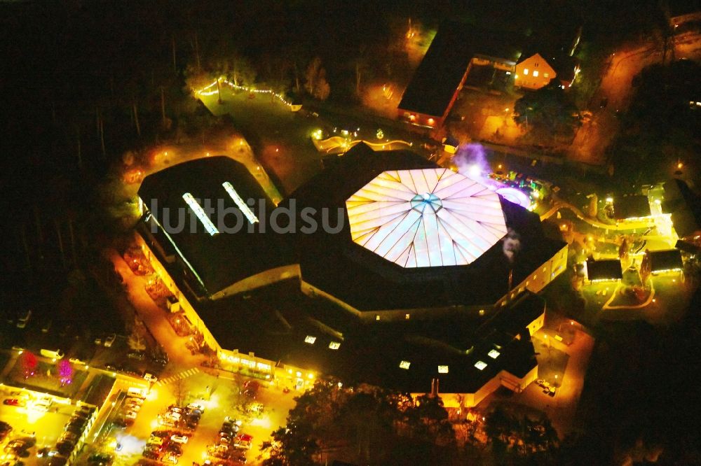 Ludwigsfelde bei Nacht von oben - Nachtluftbild Therme und Schwimmbecken am Freibad der Freizeiteinrichtung der Kristall Bäder AG in Ludwigsfelde im Bundesland Brandenburg, Deutschland