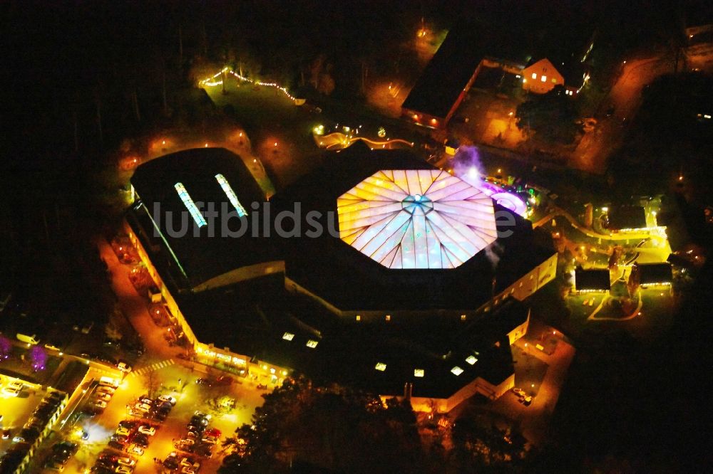 Ludwigsfelde bei Nacht aus der Vogelperspektive: Nachtluftbild Therme und Schwimmbecken am Freibad der Freizeiteinrichtung der Kristall Bäder AG in Ludwigsfelde im Bundesland Brandenburg, Deutschland