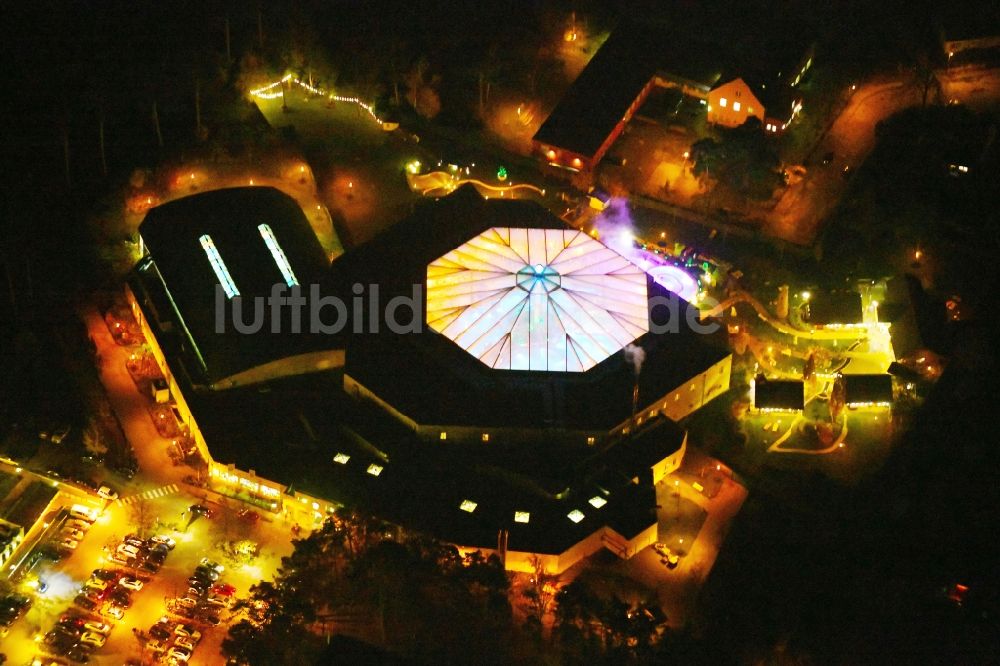 Nachtluftbild Ludwigsfelde - Nachtluftbild Therme und Schwimmbecken am Freibad der Freizeiteinrichtung der Kristall Bäder AG in Ludwigsfelde im Bundesland Brandenburg, Deutschland