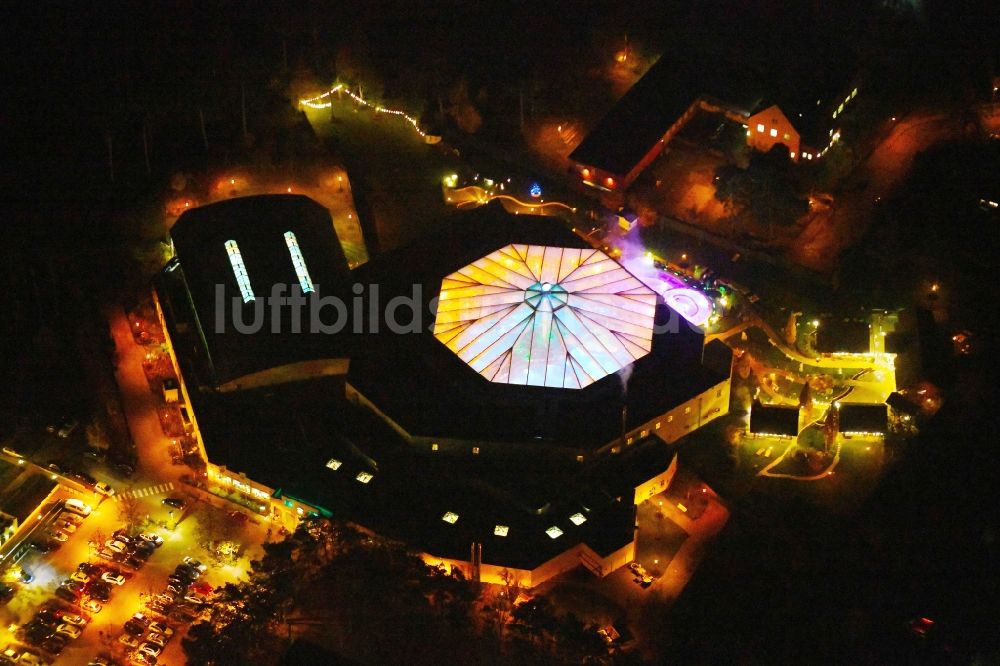 Nacht-Luftaufnahme Ludwigsfelde - Nachtluftbild Therme und Schwimmbecken am Freibad der Freizeiteinrichtung der Kristall Bäder AG in Ludwigsfelde im Bundesland Brandenburg, Deutschland