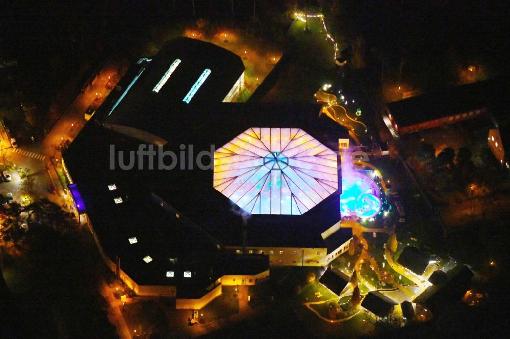 Ludwigsfelde bei Nacht von oben - Nachtluftbild Therme und Schwimmbecken am Freibad der Freizeiteinrichtung der Kristall Bäder AG in Ludwigsfelde im Bundesland Brandenburg, Deutschland