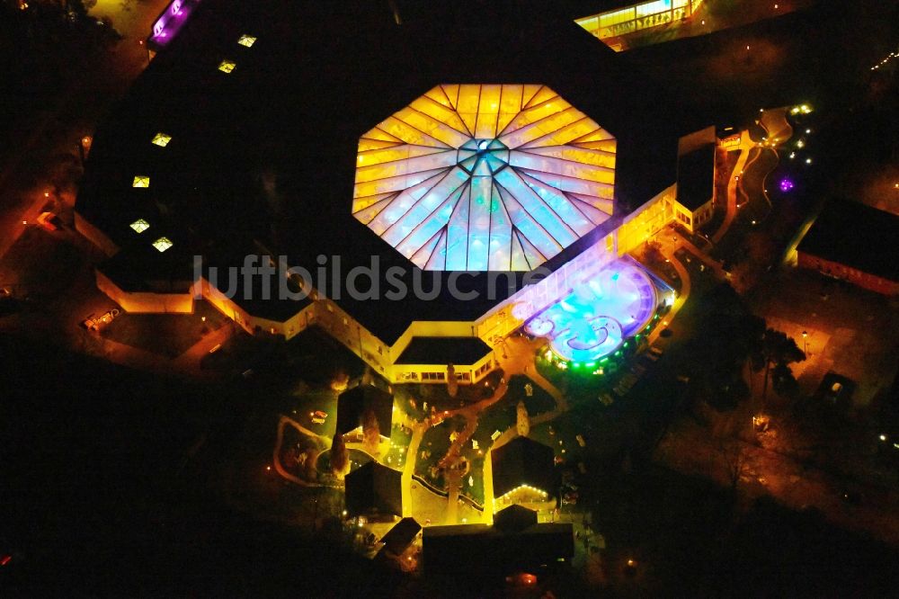 Ludwigsfelde bei Nacht von oben - Nachtluftbild Therme und Schwimmbecken am Freibad der Freizeiteinrichtung der Kristall Bäder AG in Ludwigsfelde im Bundesland Brandenburg, Deutschland