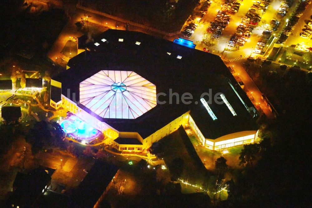 Ludwigsfelde bei Nacht aus der Vogelperspektive: Nachtluftbild Therme und Schwimmbecken am Freibad der Freizeiteinrichtung der Kristall Bäder AG in Ludwigsfelde im Bundesland Brandenburg, Deutschland