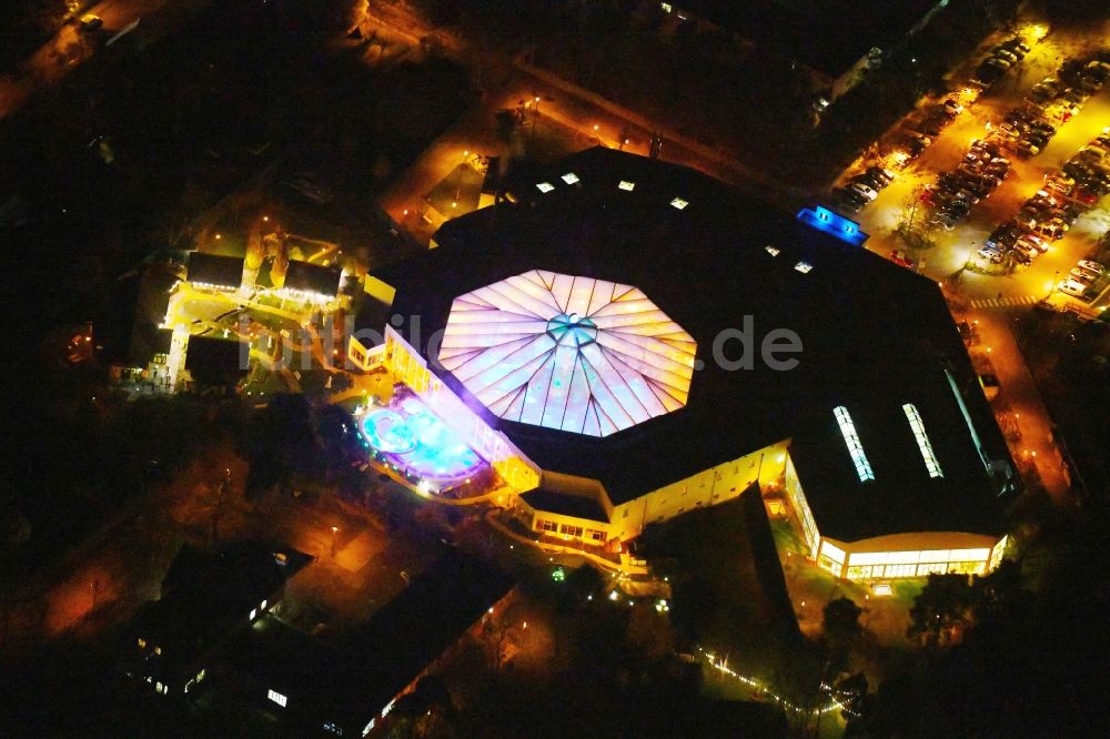 Nachtluftbild Ludwigsfelde - Nachtluftbild Therme und Schwimmbecken am Freibad der Freizeiteinrichtung der Kristall Bäder AG in Ludwigsfelde im Bundesland Brandenburg, Deutschland