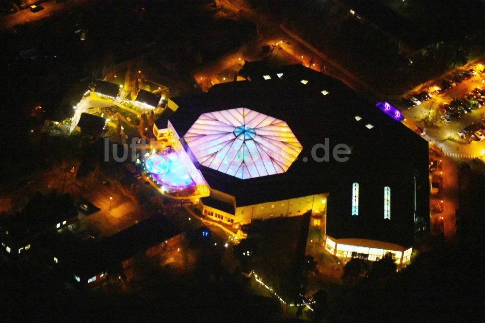 Nacht-Luftaufnahme Ludwigsfelde - Nachtluftbild Therme und Schwimmbecken am Freibad der Freizeiteinrichtung der Kristall Bäder AG in Ludwigsfelde im Bundesland Brandenburg, Deutschland