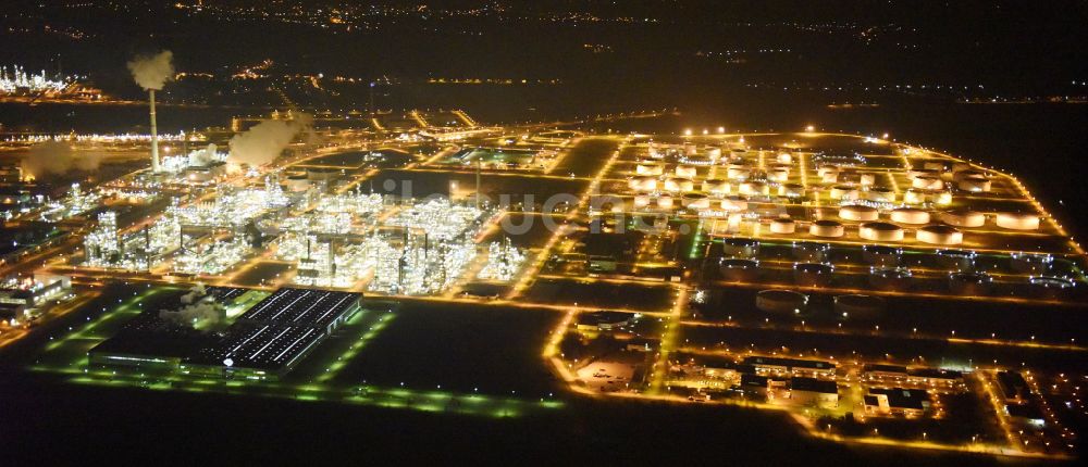 Nacht-Luftaufnahme Leuna - Nachtluftbild TOTAL Raffinerie Mitteldeutschland in Leuna im Bundesland Sachsen-Anhalt