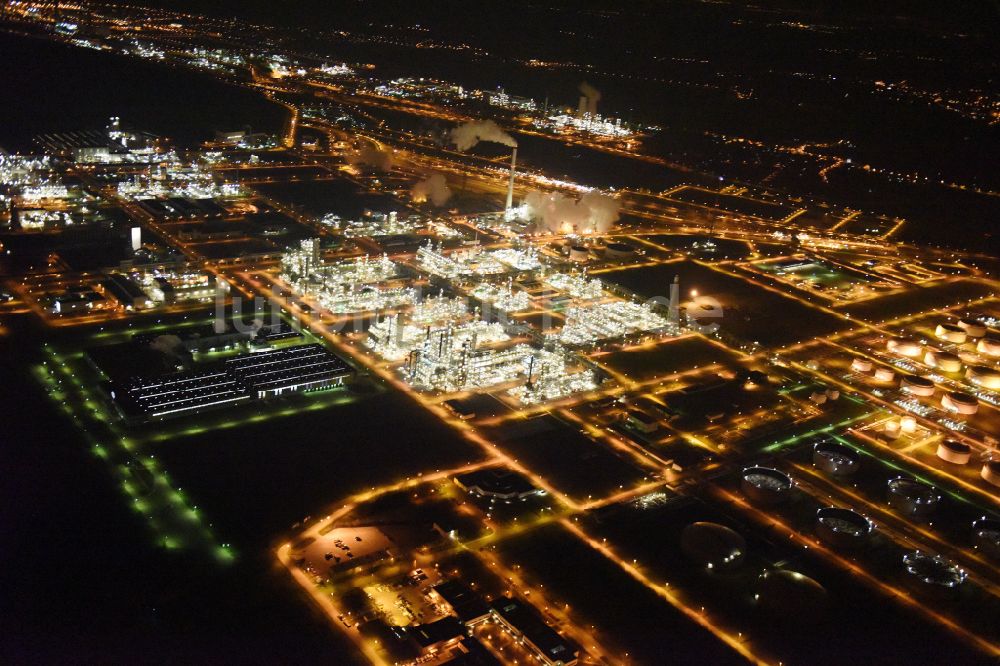 Nachtluftbild Leuna - Nachtluftbild TOTAL Raffinerie Mitteldeutschland in Leuna im Bundesland Sachsen-Anhalt