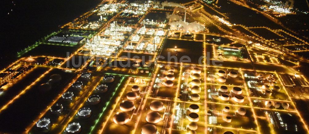 Leuna bei Nacht aus der Vogelperspektive: Nachtluftbild TOTAL Raffinerie Mitteldeutschland in Leuna im Bundesland Sachsen-Anhalt