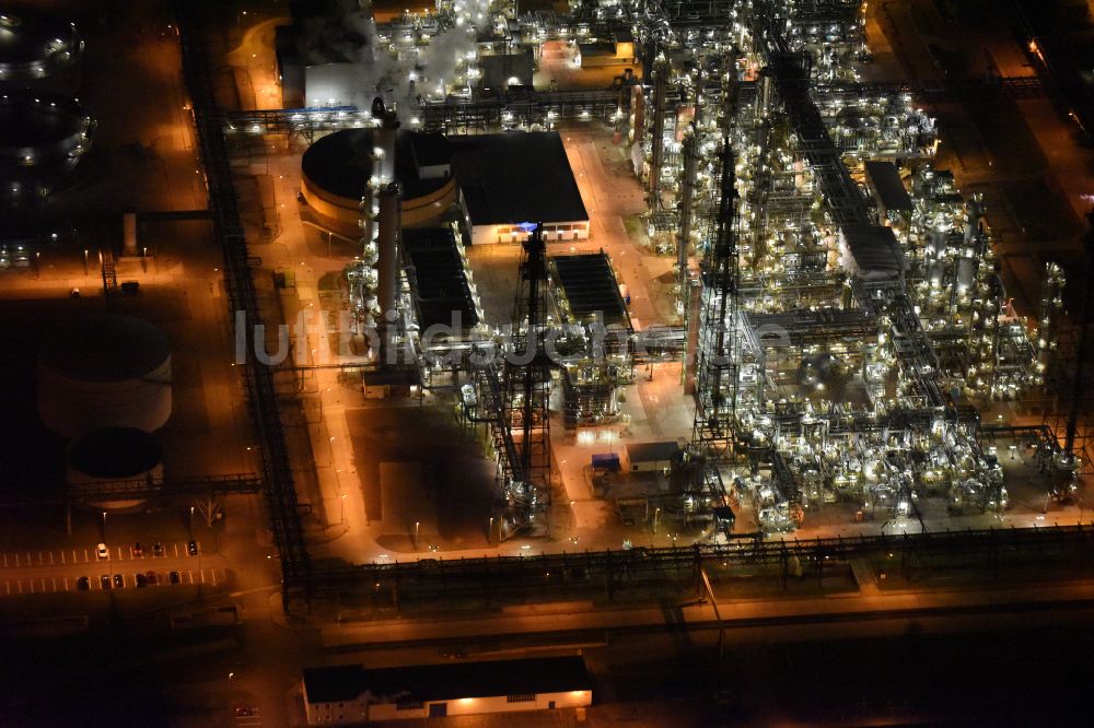 Nacht-Luftaufnahme Leuna - Nachtluftbild TOTAL Raffinerie Mitteldeutschland in Leuna im Bundesland Sachsen-Anhalt