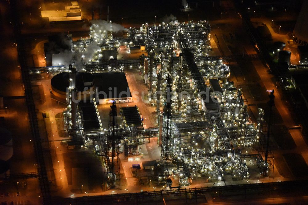 Leuna bei Nacht von oben - Nachtluftbild TOTAL Raffinerie Mitteldeutschland in Leuna im Bundesland Sachsen-Anhalt