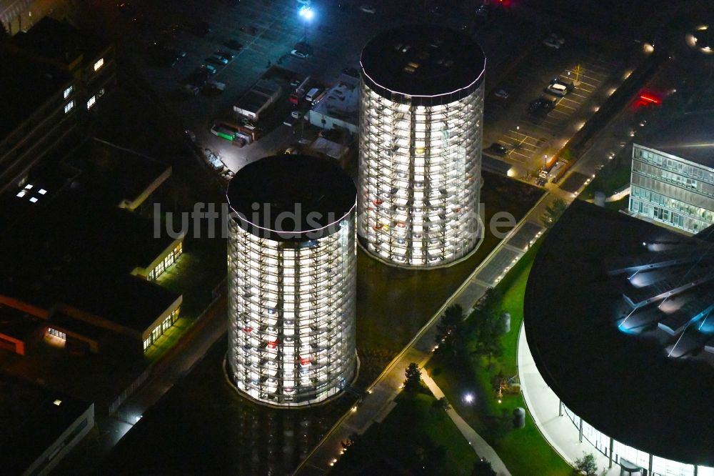 Wolfsburg bei Nacht aus der Vogelperspektive: Nachtluftbild Tourismus- Attraktion und Sehenswürdigkeit Autostadt GmbH am Werksgelände der Volkswagen AG in Wolfsburg im Bundesland Niedersachsen, Deutschland