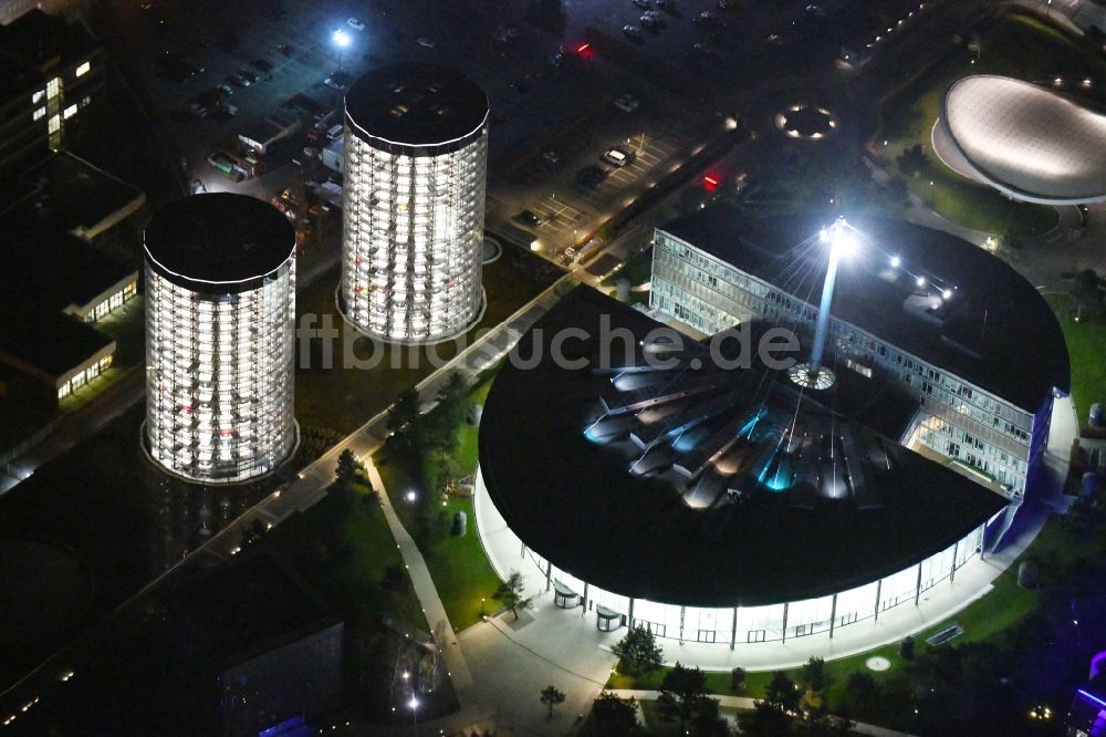 Nachtluftbild Wolfsburg - Nachtluftbild Tourismus- Attraktion und Sehenswürdigkeit Autostadt GmbH am Werksgelände der Volkswagen AG in Wolfsburg im Bundesland Niedersachsen, Deutschland