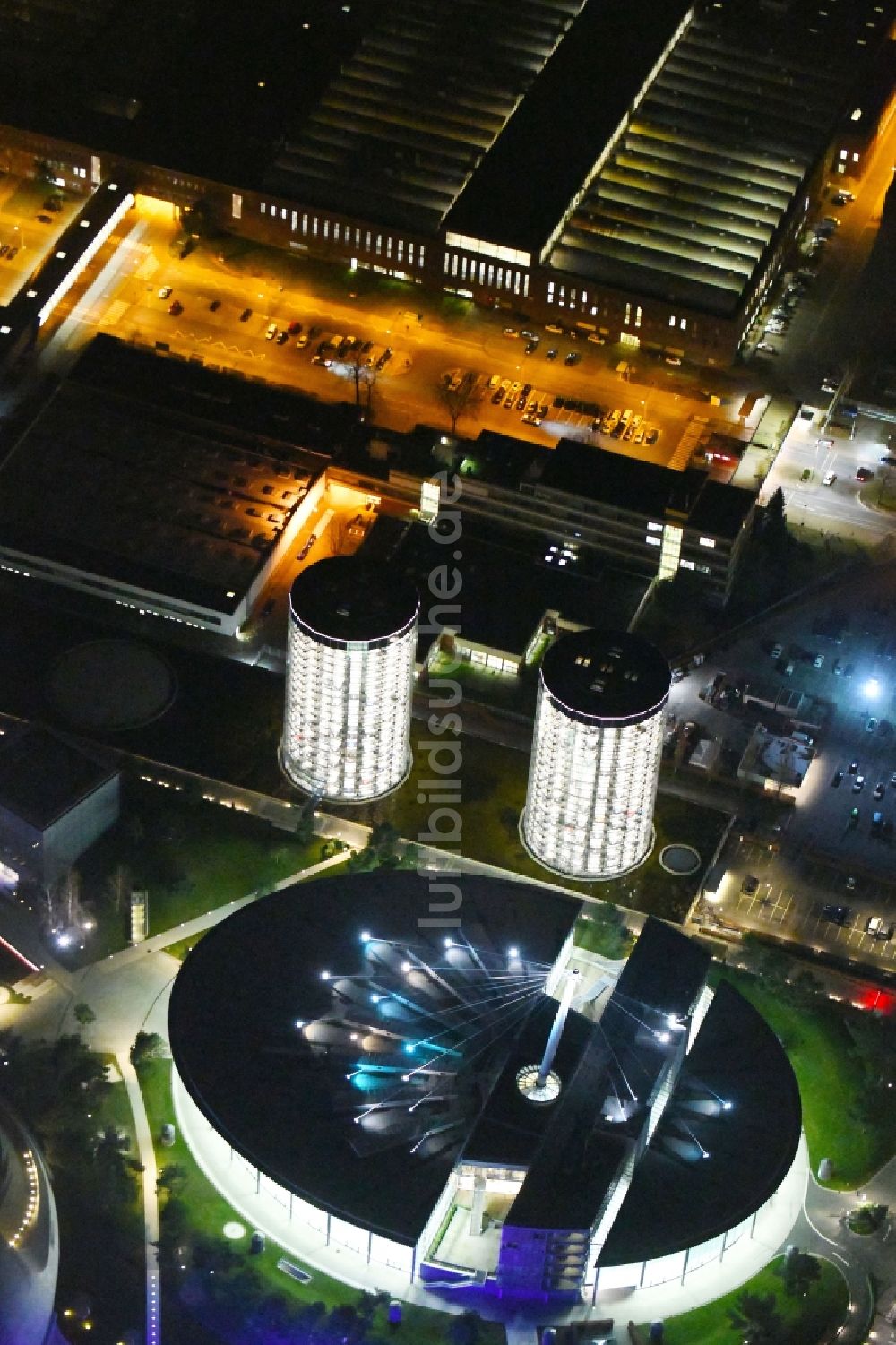 Wolfsburg bei Nacht aus der Vogelperspektive: Nachtluftbild Tourismus- Attraktion und Sehenswürdigkeit Autostadt GmbH am Werksgelände der Volkswagen AG in Wolfsburg im Bundesland Niedersachsen, Deutschland