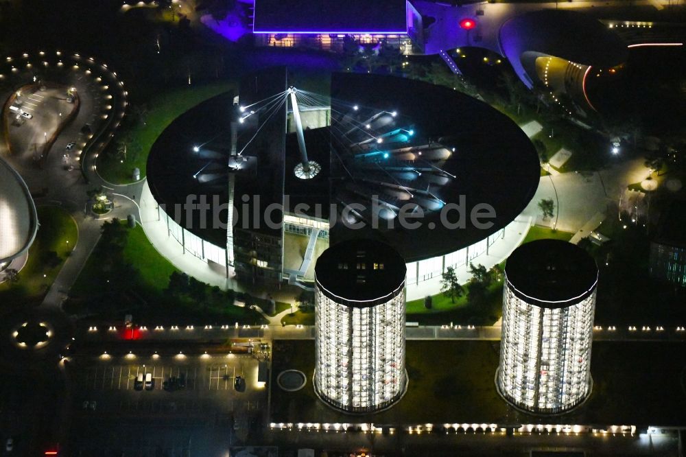 Wolfsburg bei Nacht von oben - Nachtluftbild Tourismus- Attraktion und Sehenswürdigkeit Autostadt GmbH am Werksgelände der Volkswagen AG in Wolfsburg im Bundesland Niedersachsen, Deutschland