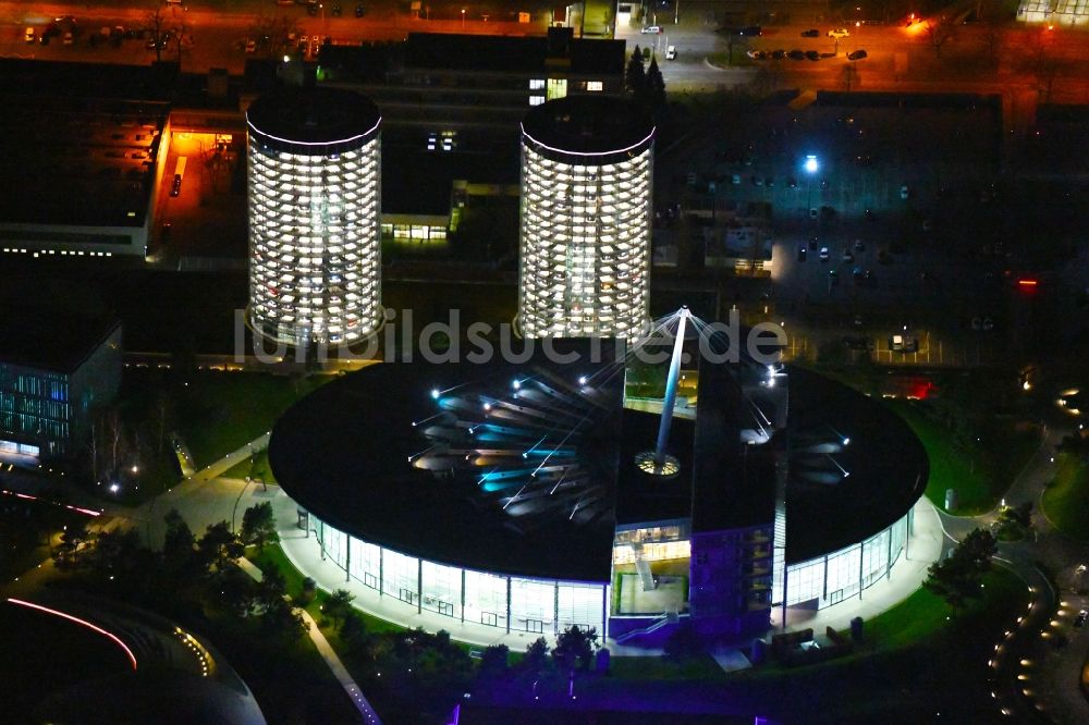 Wolfsburg bei Nacht aus der Vogelperspektive: Nachtluftbild Tourismus- Attraktion und Sehenswürdigkeit Autostadt GmbH am Werksgelände der Volkswagen AG in Wolfsburg im Bundesland Niedersachsen, Deutschland