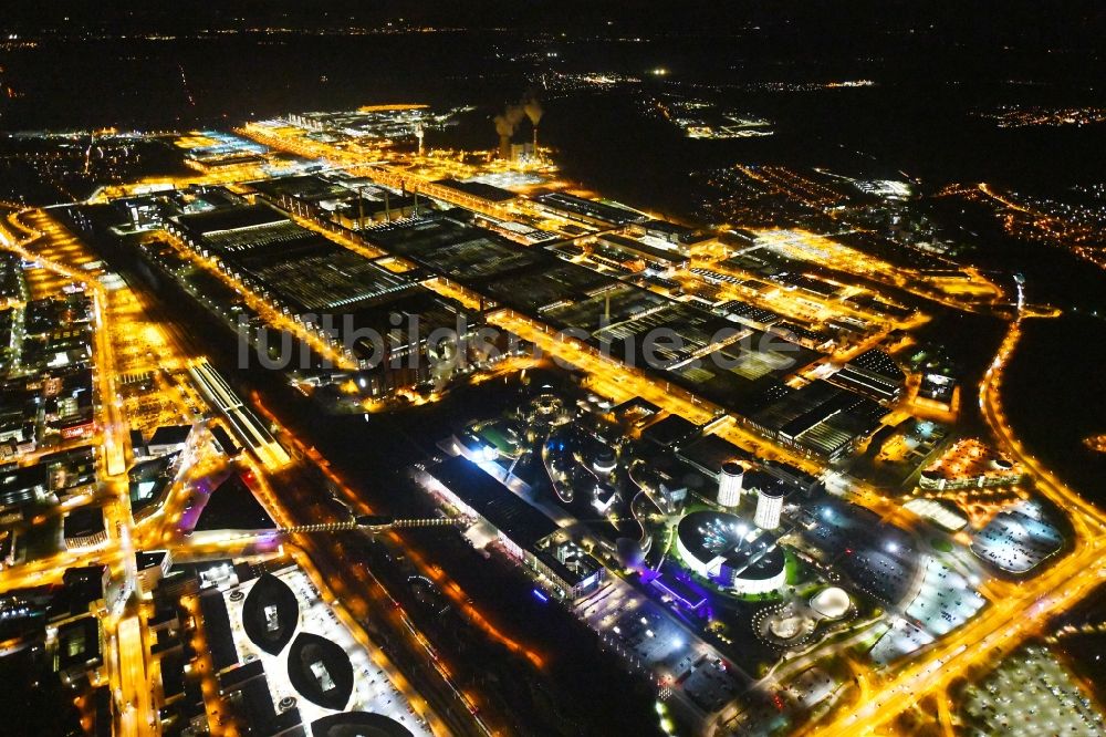 Wolfsburg bei Nacht von oben - Nachtluftbild Tourismus- Attraktion und Sehenswürdigkeit Autostadt GmbH am Werksgelände der Volkswagen AG in Wolfsburg im Bundesland Niedersachsen, Deutschland