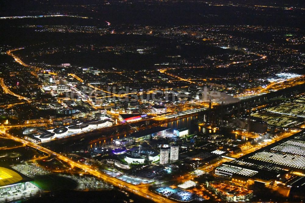 Wolfsburg bei Nacht von oben - Nachtluftbild Tourismus- Attraktion und Sehenswürdigkeit Autostadt GmbH am Werksgelände der Volkswagen AG in Wolfsburg im Bundesland Niedersachsen, Deutschland