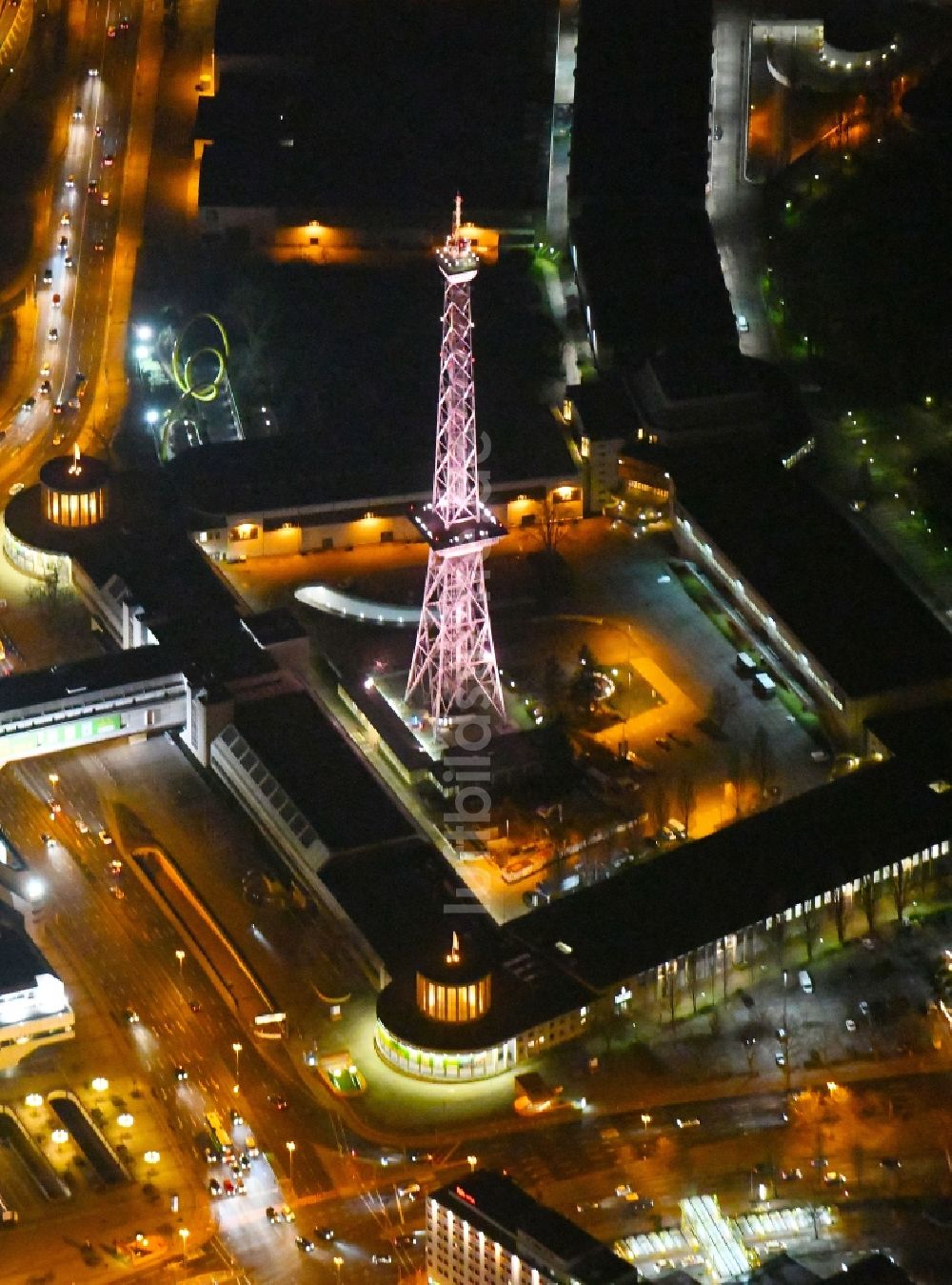 Berlin bei Nacht aus der Vogelperspektive: Nachtluftbild Tourismus- Attraktion und Sehenswürdigkeit Funkturm am ICC und Messegelände im Ortsteil Charlottenburg in Berlin, Deutschland