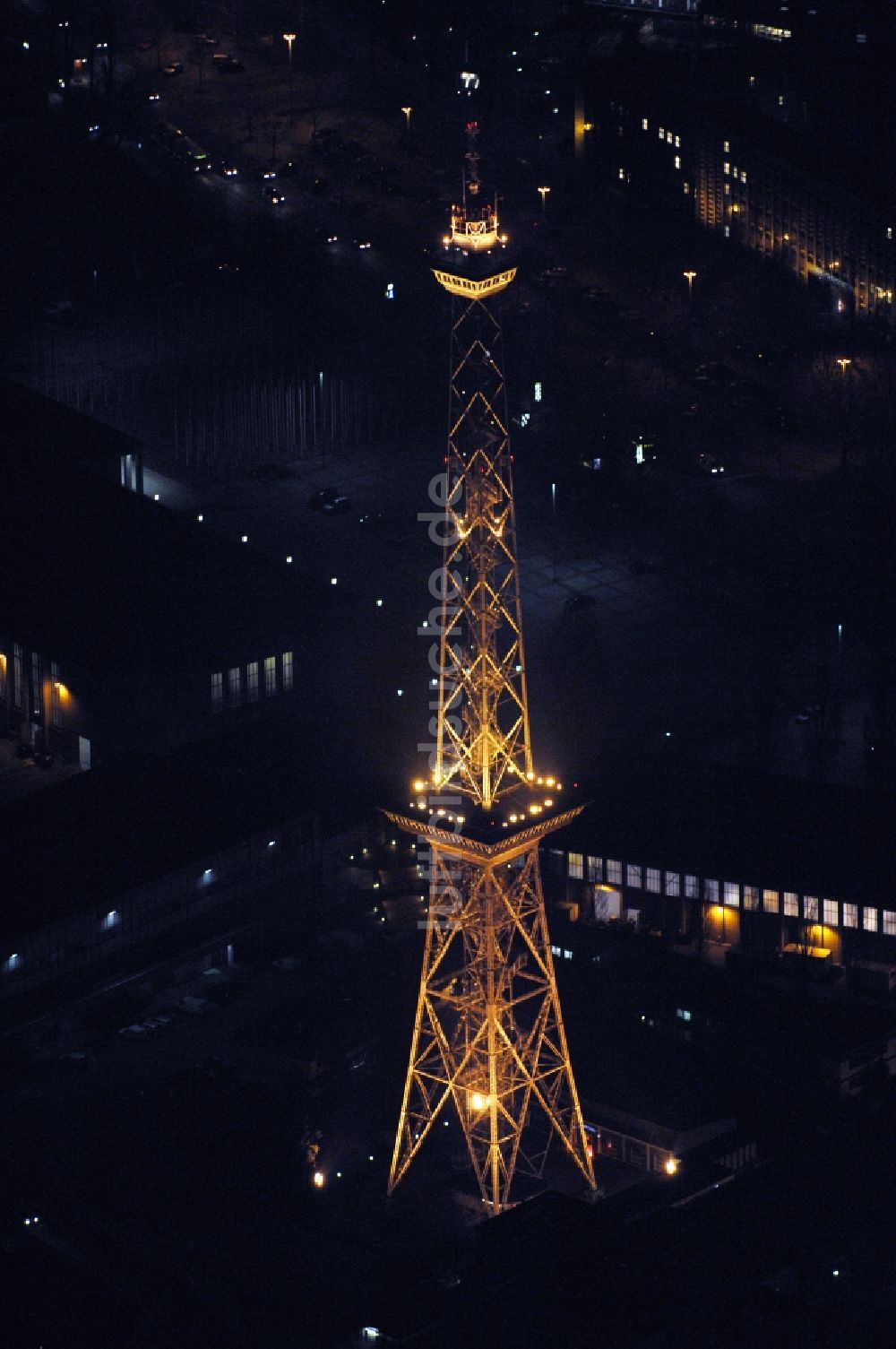 Nachtluftbild Berlin - Nachtluftbild Tourismus- Attraktion und Sehenswürdigkeit Funkturm am ICC und Messegelände im Ortsteil Charlottenburg in Berlin, Deutschland