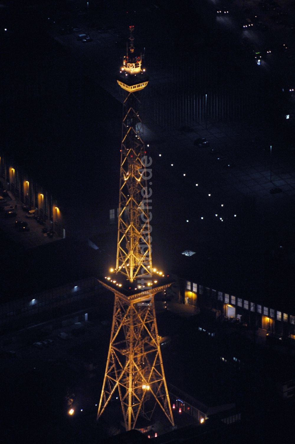 Nacht-Luftaufnahme Berlin - Nachtluftbild Tourismus- Attraktion und Sehenswürdigkeit Funkturm am ICC und Messegelände im Ortsteil Charlottenburg in Berlin, Deutschland