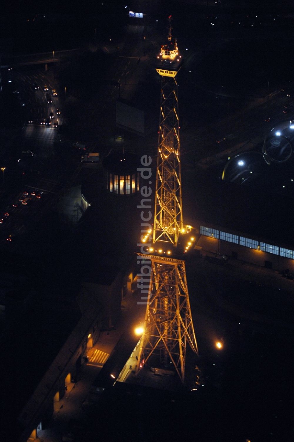 Nachtluftbild Berlin - Nachtluftbild Tourismus- Attraktion und Sehenswürdigkeit Funkturm am ICC und Messegelände im Ortsteil Charlottenburg in Berlin, Deutschland