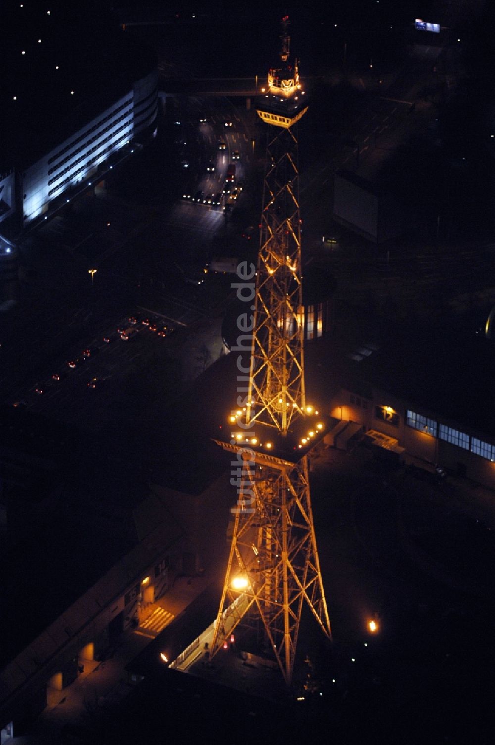 Nacht-Luftaufnahme Berlin - Nachtluftbild Tourismus- Attraktion und Sehenswürdigkeit Funkturm am ICC und Messegelände im Ortsteil Charlottenburg in Berlin, Deutschland