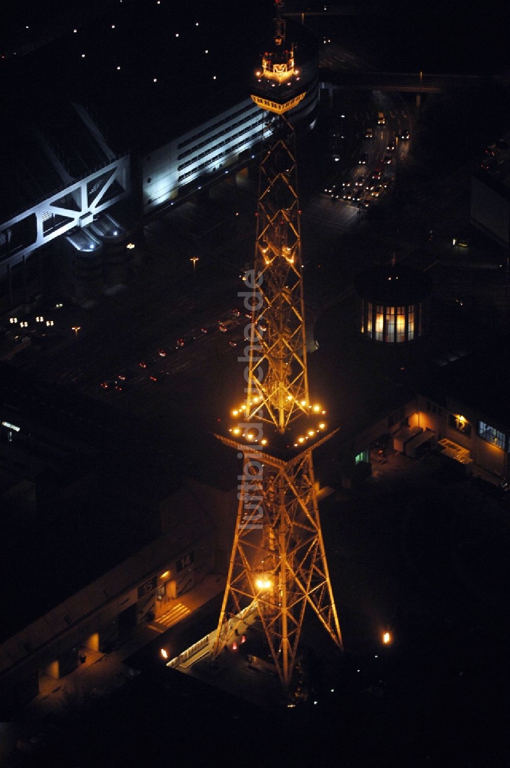 Berlin bei Nacht von oben - Nachtluftbild Tourismus- Attraktion und Sehenswürdigkeit Funkturm am ICC und Messegelände im Ortsteil Charlottenburg in Berlin, Deutschland