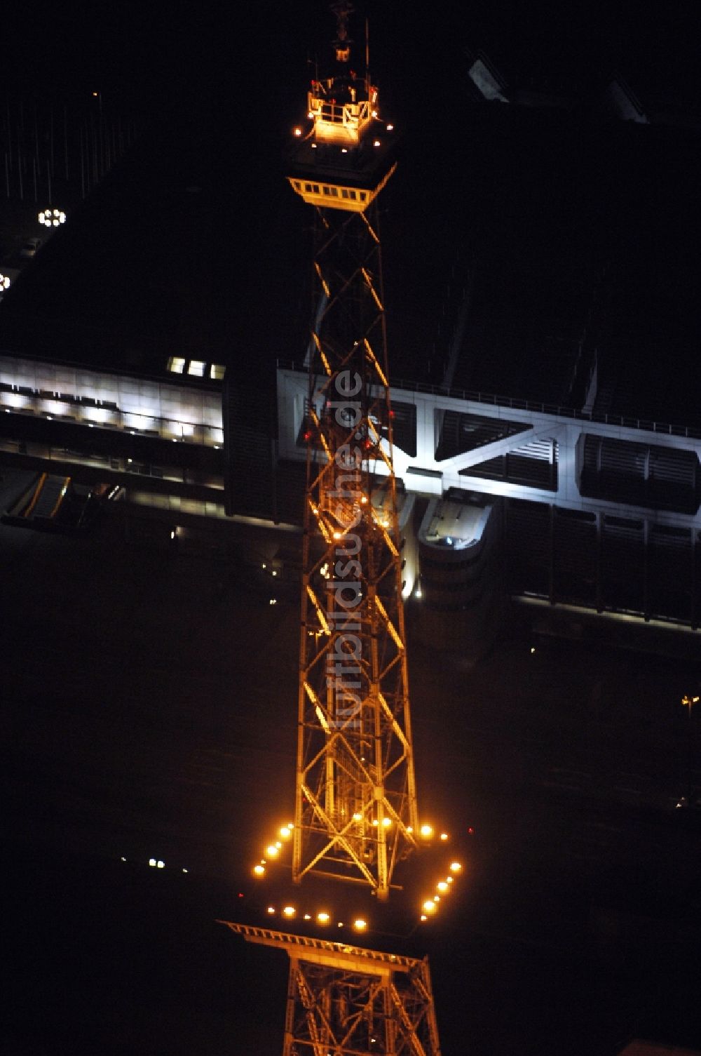 Nachtluftbild Berlin - Nachtluftbild Tourismus- Attraktion und Sehenswürdigkeit Funkturm am ICC und Messegelände im Ortsteil Charlottenburg in Berlin, Deutschland