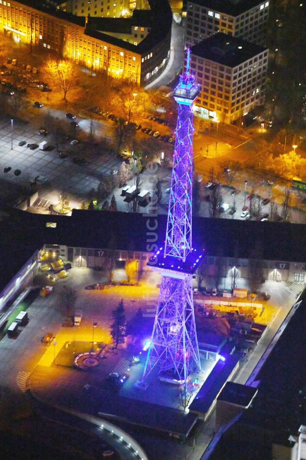 Berlin bei Nacht aus der Vogelperspektive: Nachtluftbild Tourismus- Attraktion und Sehenswürdigkeit Funkturm am Messegelände im Ortsteil Charlottenburg in Berlin, Deutschland