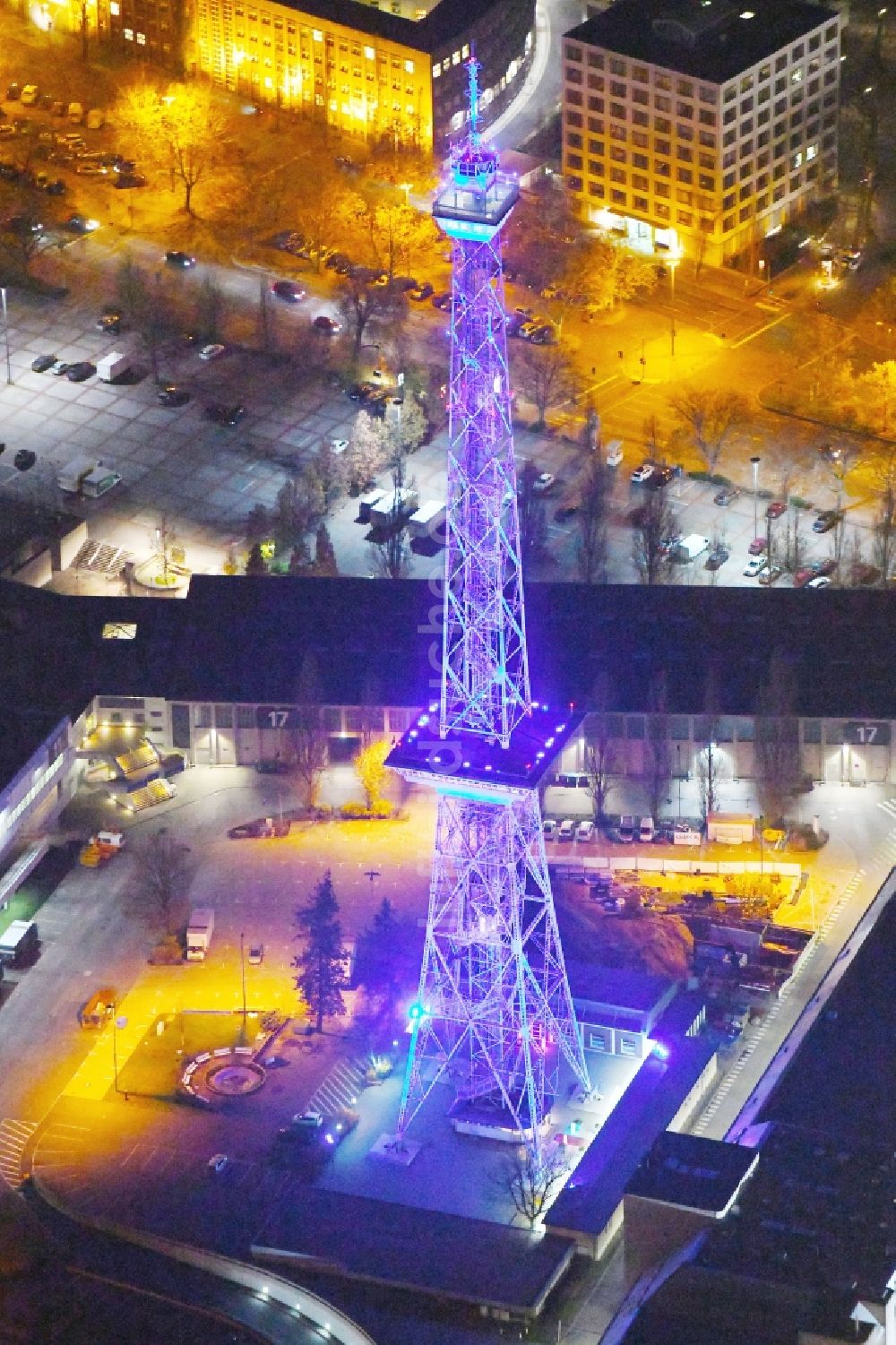 Nachtluftbild Berlin - Nachtluftbild Tourismus- Attraktion und Sehenswürdigkeit Funkturm am Messegelände im Ortsteil Charlottenburg in Berlin, Deutschland