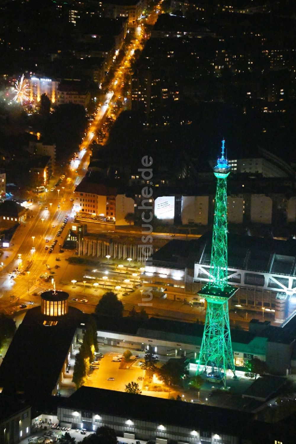 Nachtluftbild Berlin - Nachtluftbild Tourismus- Attraktion und Sehenswürdigkeit Funkturm am Messegelände im Ortsteil Charlottenburg in Berlin, Deutschland