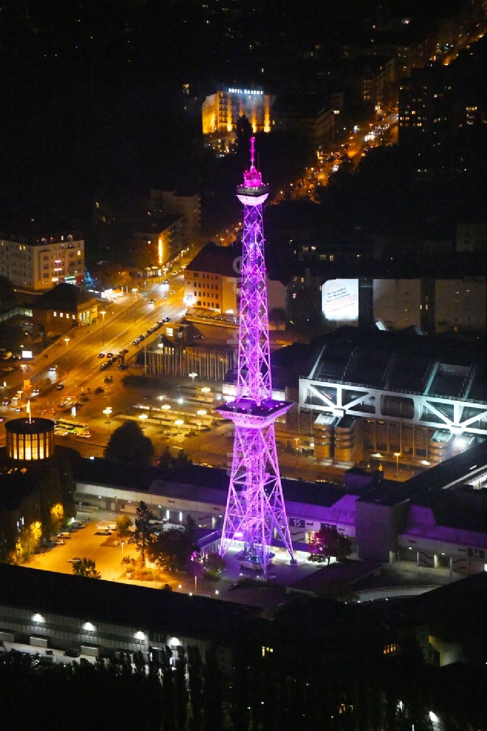 Berlin bei Nacht von oben - Nachtluftbild Tourismus- Attraktion und Sehenswürdigkeit Funkturm am Messegelände im Ortsteil Charlottenburg in Berlin, Deutschland