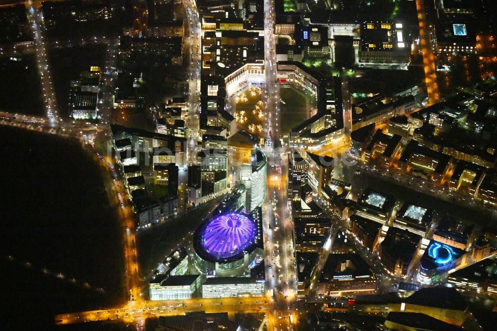 Berlin bei Nacht aus der Vogelperspektive: Nachtluftbild Tourismus- Attraktion und Sehenswürdigkeit Potsdamer und Leipziger Platz im Ortsteil Mitte in Berlin, Deutschland