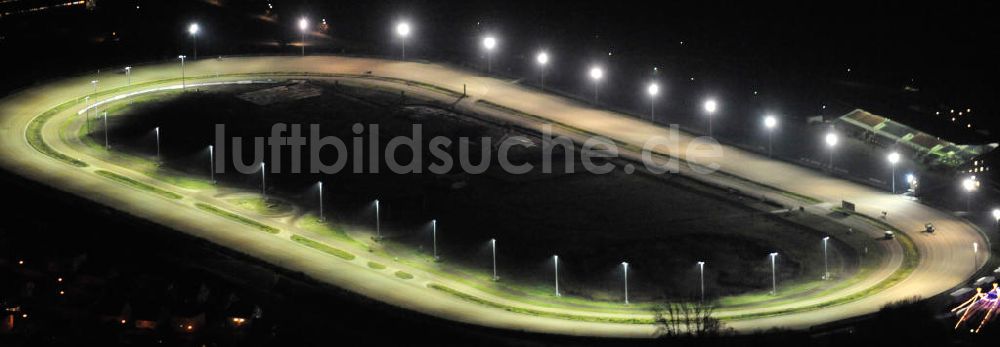 Nacht-Luftaufnahme Berlin - Trabrennbahn Karlshorst bei Nacht