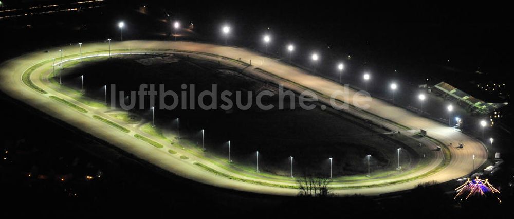 Berlin bei Nacht von oben - Trabrennbahn Karlshorst bei Nacht