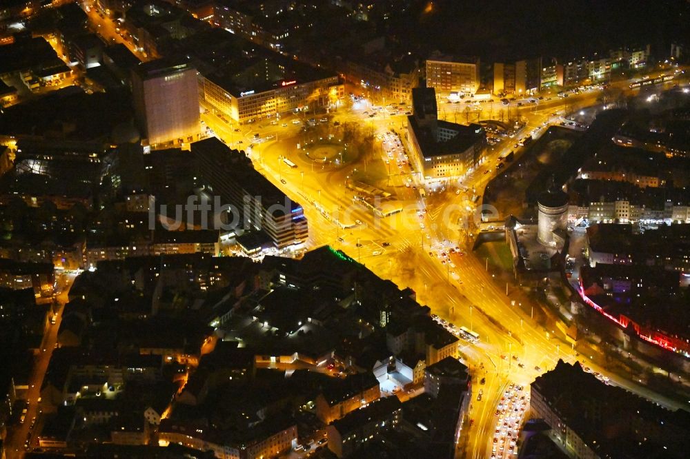 Nürnberg bei Nacht aus der Vogelperspektive: Nachtluftbild Turm- Bauwerk Spittlertorturm am Spittlertorgraben - Am Plärrer Rest der ehemaligen, historischen Stadtmauer im Ortsteil Himpfelshof in Nürnberg im Bundesland Bayern, Deutschland