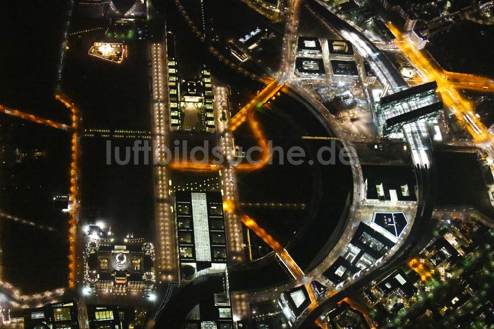 Berlin bei Nacht aus der Vogelperspektive: Nachtluftbild Uferbereiche am Flußverlauf der Spree am Hauptbahnhof im Ortsteil Mitte in Berlin, Deutschland