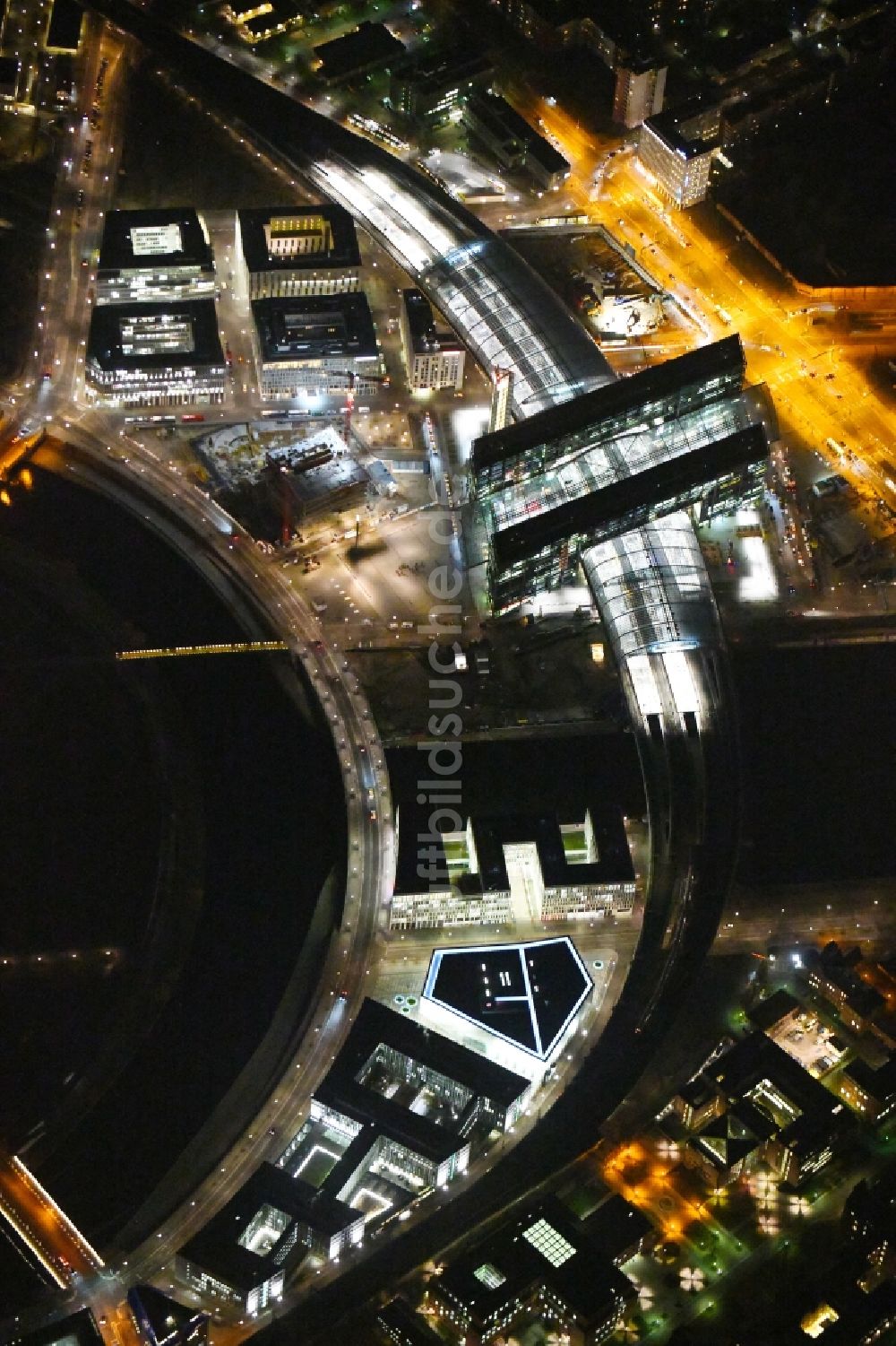 Nachtluftbild Berlin - Nachtluftbild Uferbereiche am Flußverlauf der Spree am Hauptbahnhof im Ortsteil Mitte in Berlin, Deutschland