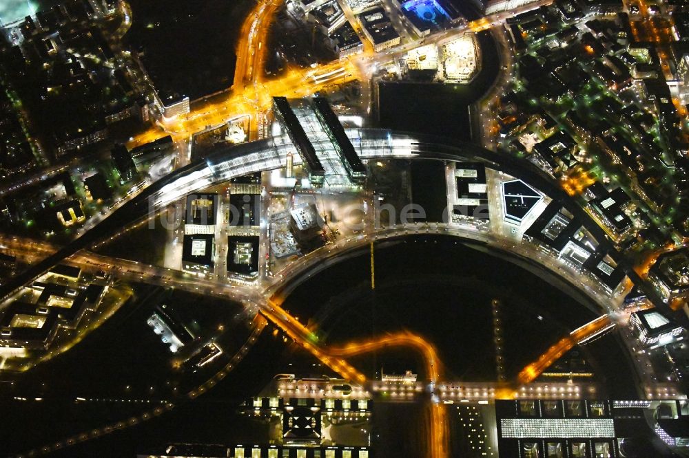 Berlin bei Nacht aus der Vogelperspektive: Nachtluftbild Uferbereiche am Flußverlauf der Spree am Hauptbahnhof im Ortsteil Mitte in Berlin, Deutschland