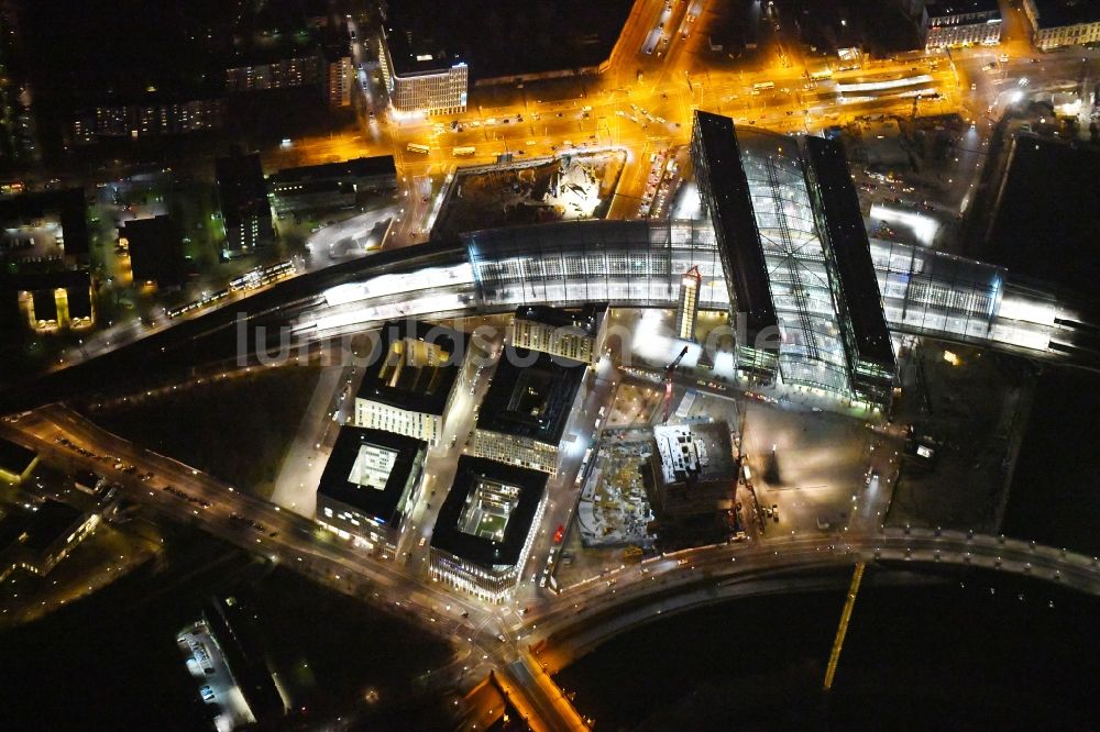 Nachtluftbild Berlin - Nachtluftbild Uferbereiche am Flußverlauf der Spree am Hauptbahnhof im Ortsteil Mitte in Berlin, Deutschland