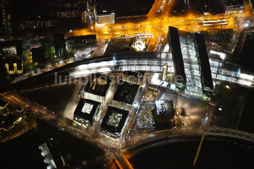 Nacht-Luftaufnahme Berlin - Nachtluftbild Uferbereiche am Flußverlauf der Spree am Hauptbahnhof im Ortsteil Mitte in Berlin, Deutschland