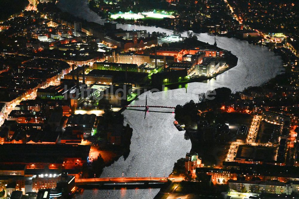 Nachtluftbild Berlin - Nachtluftbild Uferbereiche am Flußverlauf der Spree im Ortsteil Schöneweide in Berlin, Deutschland