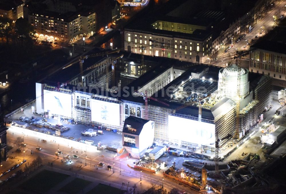 Nachtluftbild Berlin - Nachtluftbild Umgestaltung des Schlossplatz durch die Baustelle zum Neubau des Humboldt - Forums in Berlin - Mitte