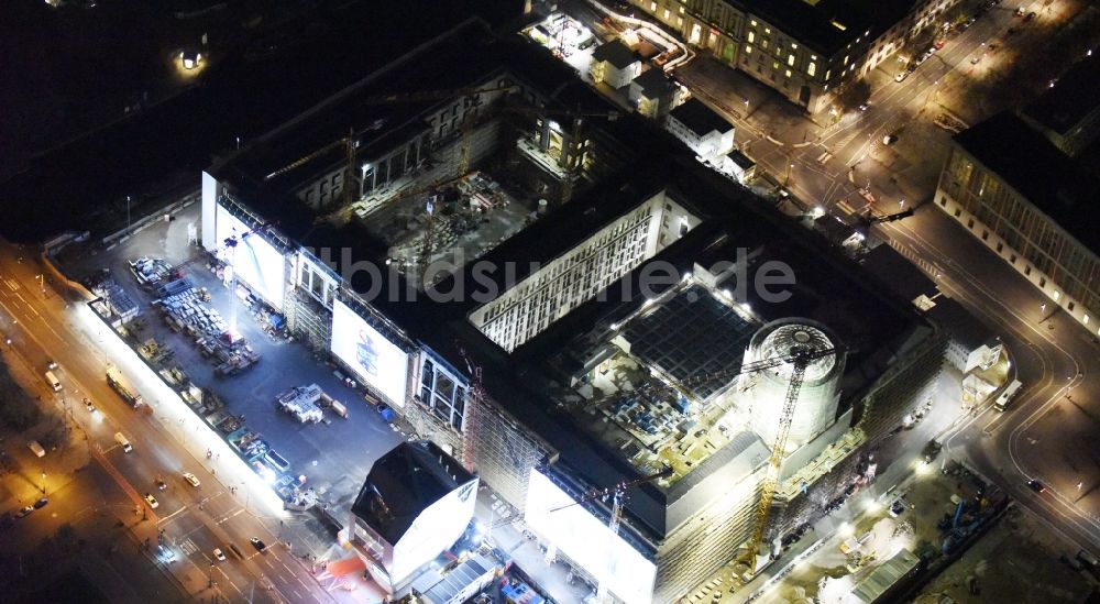 Berlin bei Nacht von oben - Nachtluftbild Umgestaltung des Schlossplatz durch die Baustelle zum Neubau des Humboldt - Forums in Berlin - Mitte