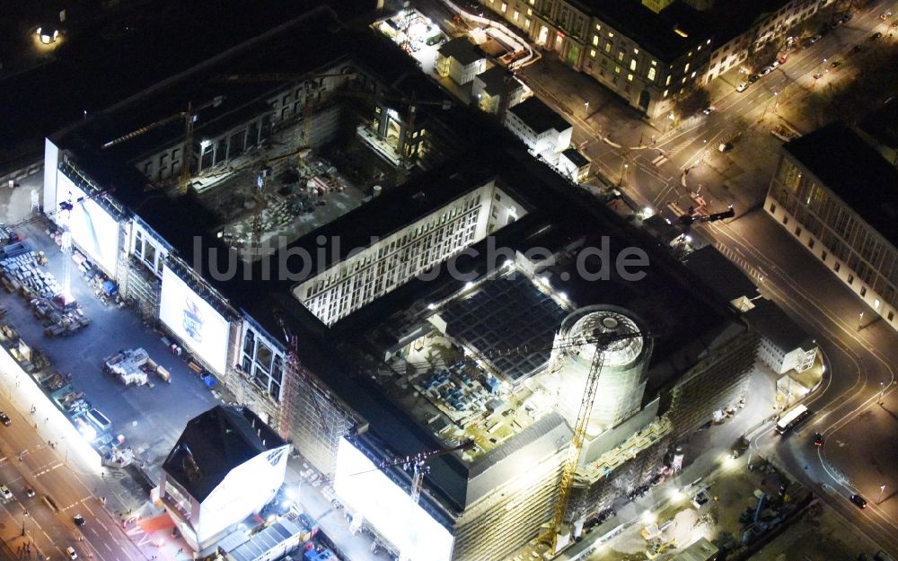 Berlin bei Nacht aus der Vogelperspektive: Nachtluftbild Umgestaltung des Schlossplatz durch die Baustelle zum Neubau des Humboldt - Forums in Berlin - Mitte